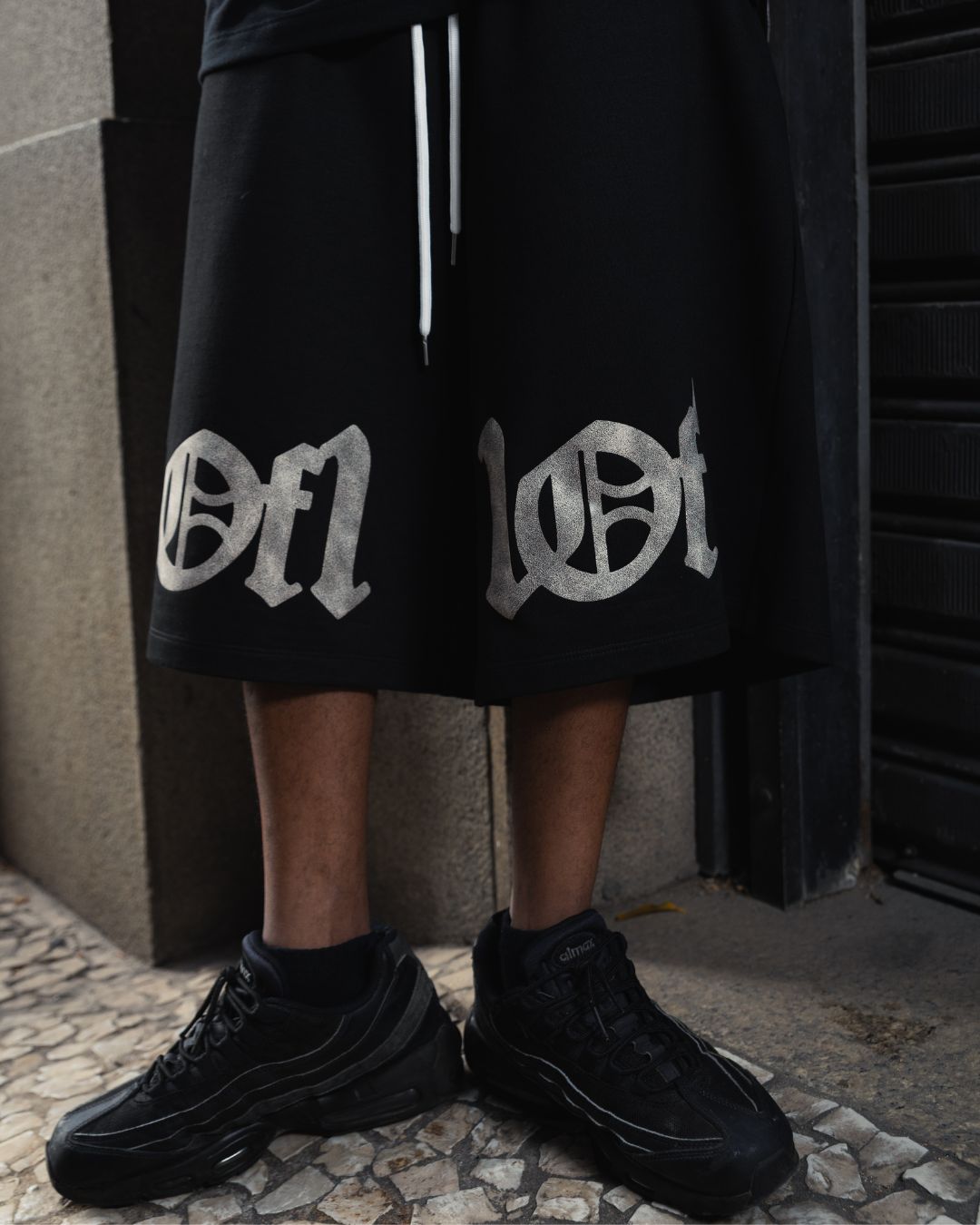 Bermuda Preta "Ghost Leather Field"