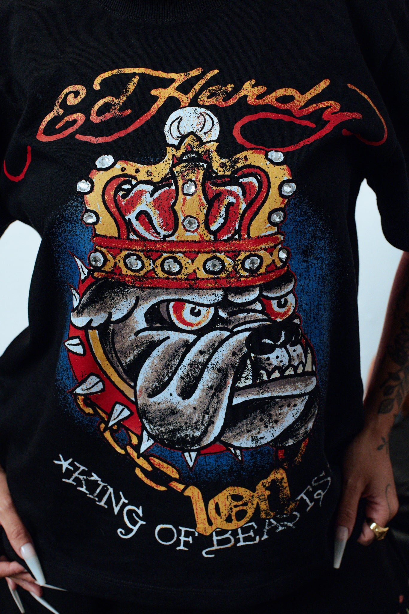 Camiseta Preta Rhinestone "King of Beats" Ed Hardy & 1OF1 Exclusivist