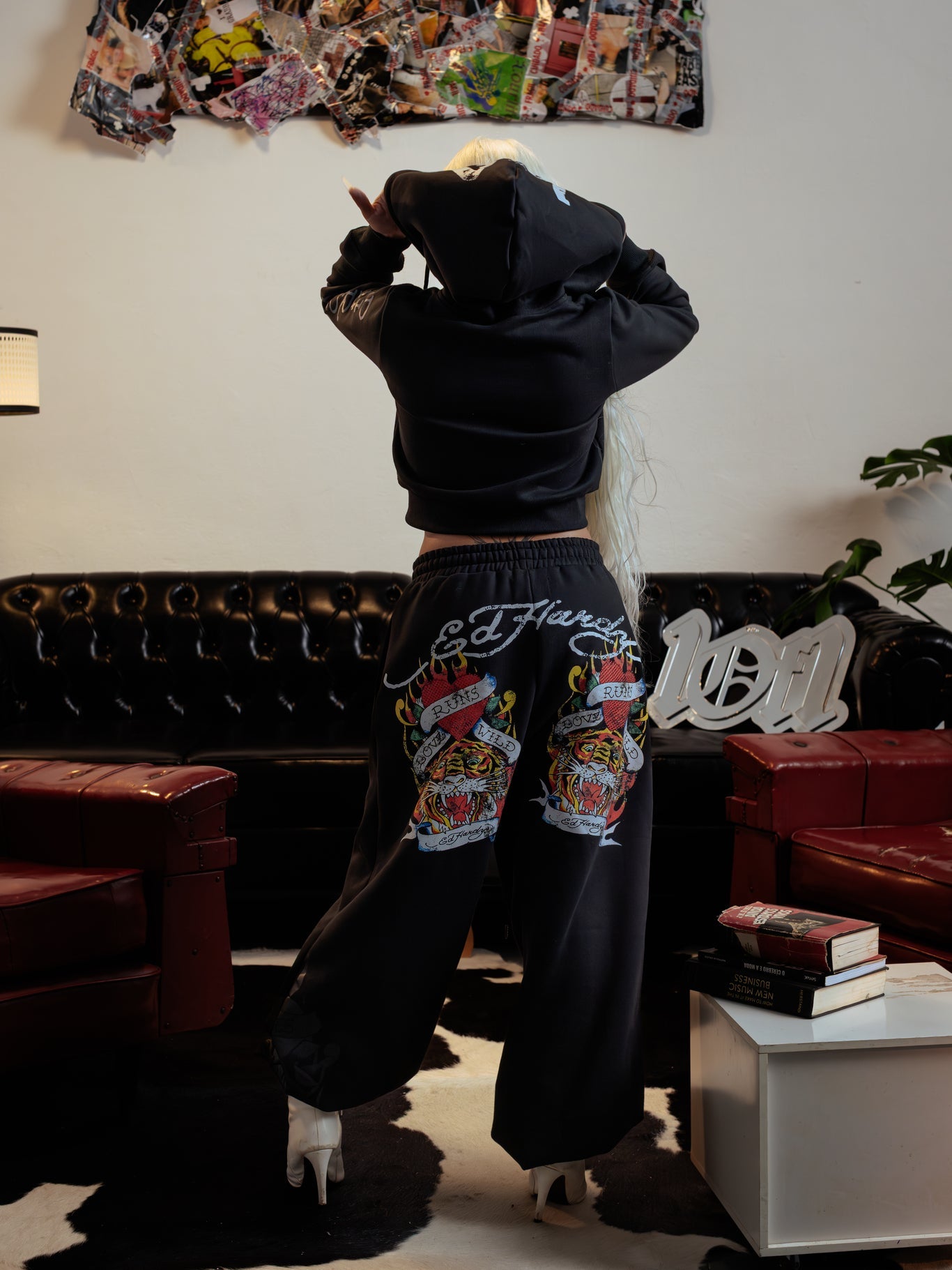 Blusa Cropped de Moletom Preta Rhinestone "Love Runs Wild" Ed Hardy & 1OF1 Exclusivist