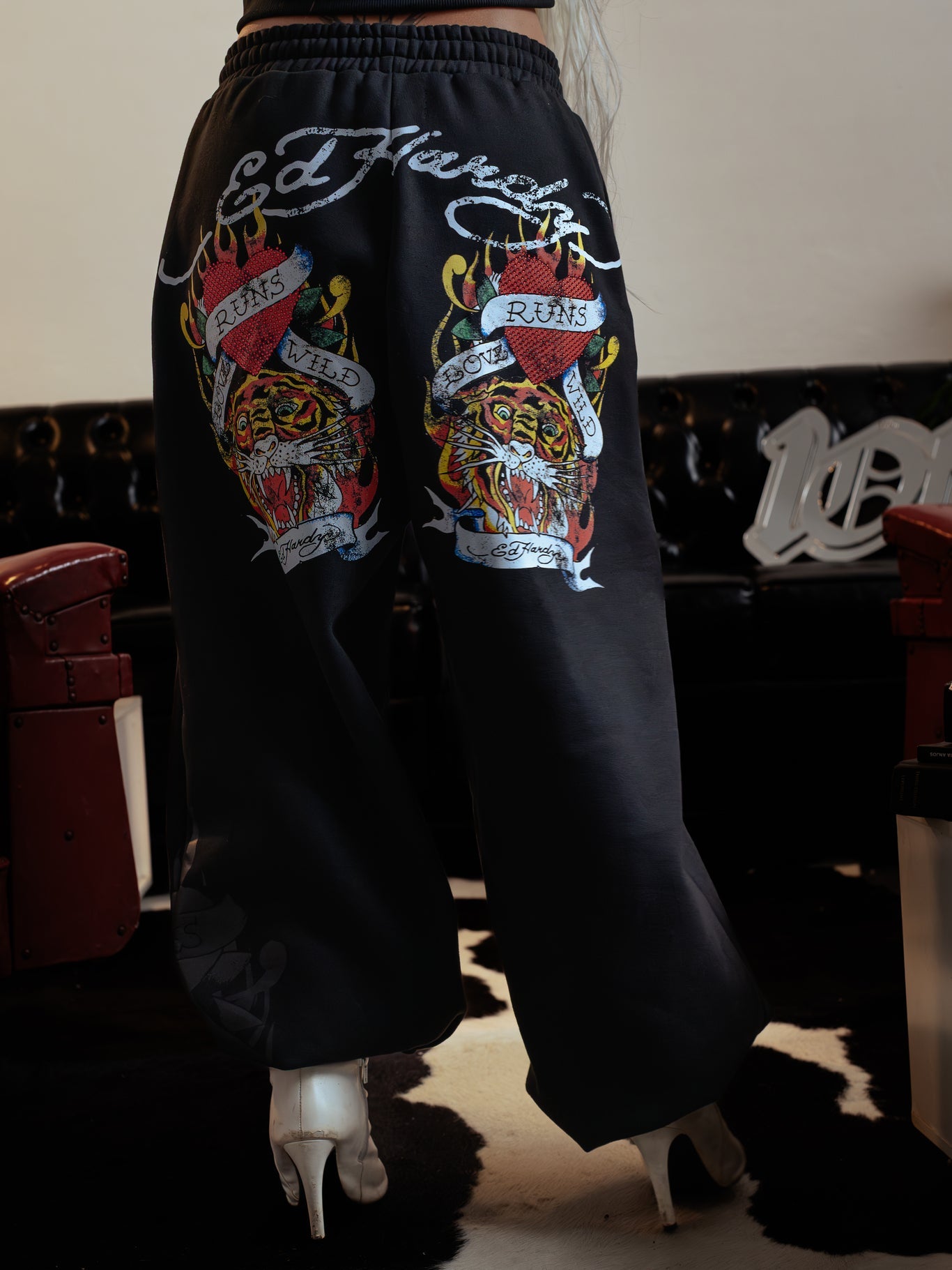 Calça de Moletom Preta Rhinestone "Love Runs Wild" Ed Hardy & 1OF1 Exclusivist