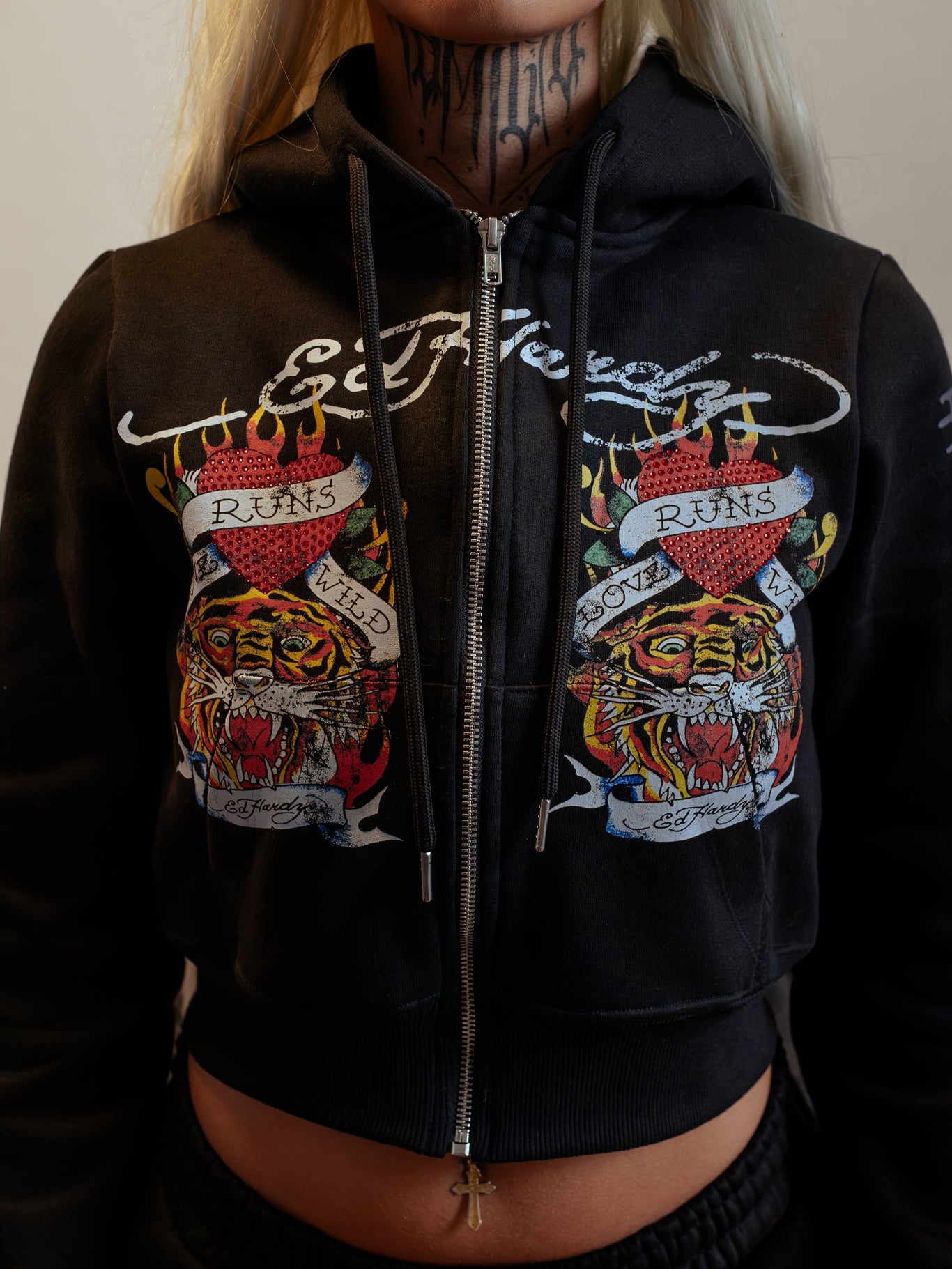Blusa Cropped de Moletom Preta Rhinestone "Love Runs Wild" Ed Hardy & 1OF1 Exclusivist
