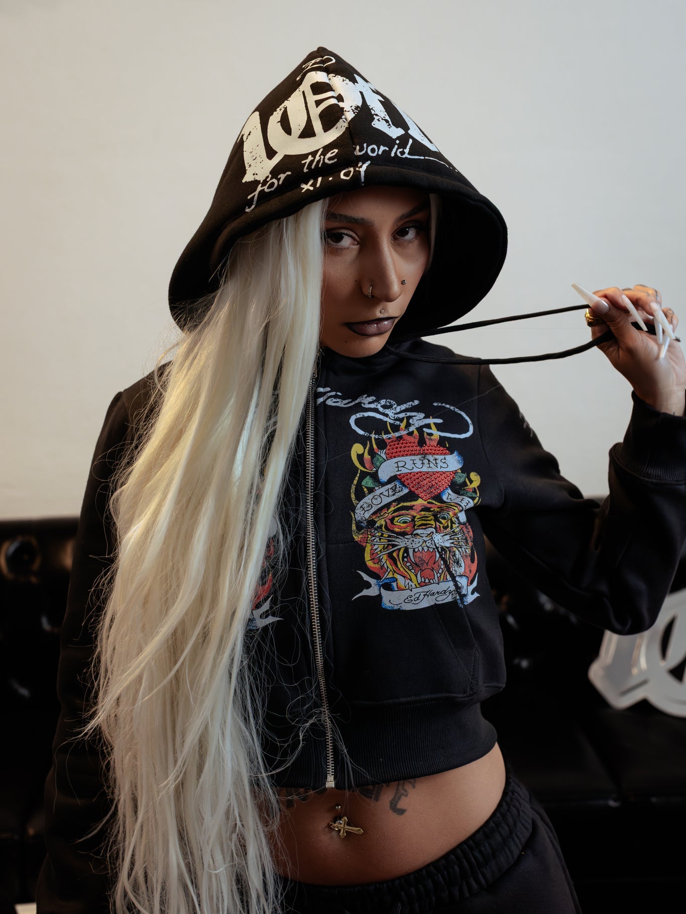 Blusa Cropped de Moletom Preta Rhinestone "Love Runs Wild" Ed Hardy & 1OF1 Exclusivist