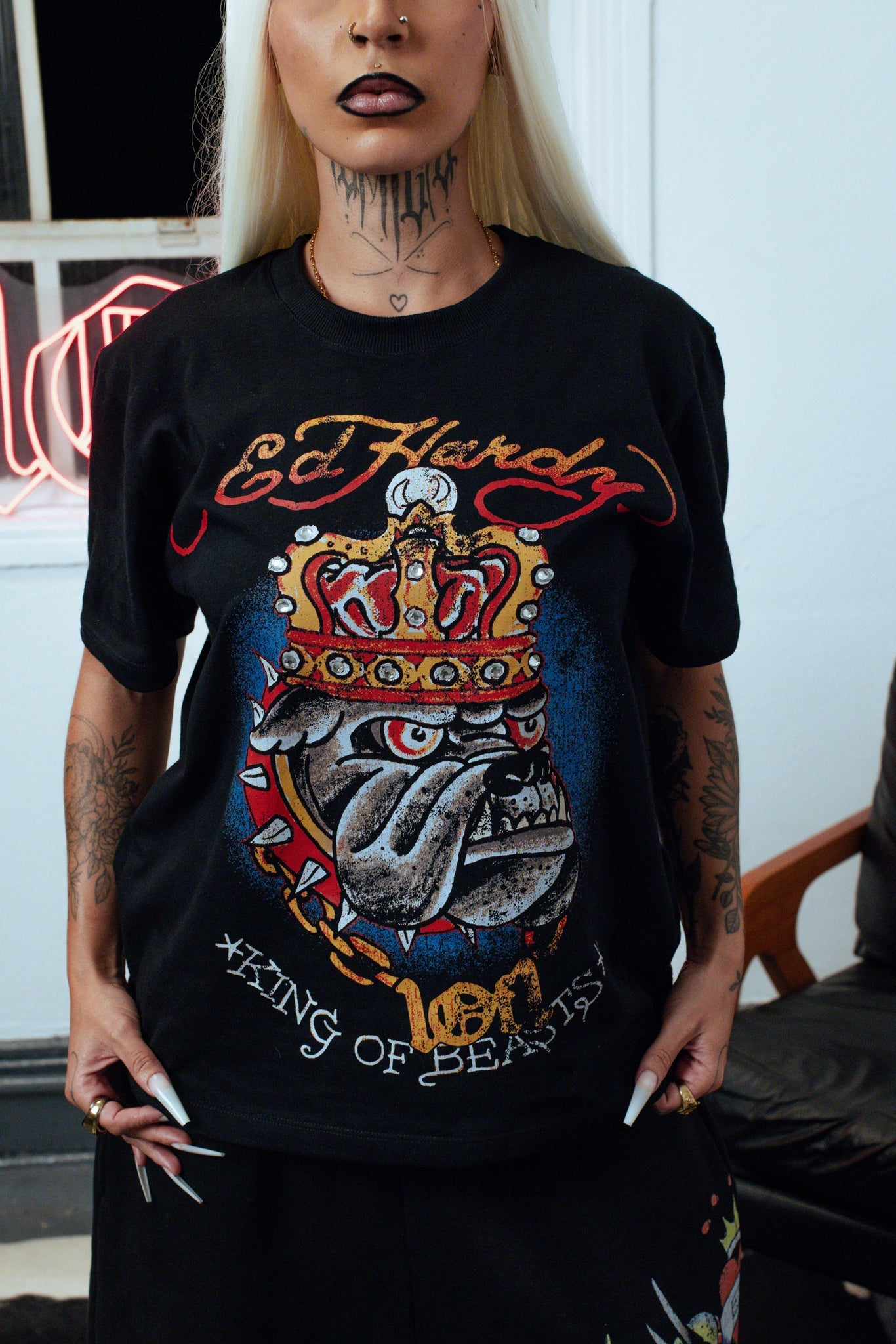 Camiseta Preta Rhinestone "King of Beats" Ed Hardy & 1OF1 Exclusivist